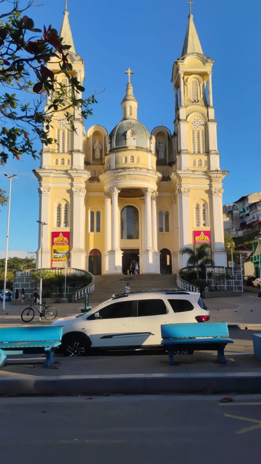 Veículo de transfer da Adário TÁXI E TURISMO em frente à catedral de Ilhéus