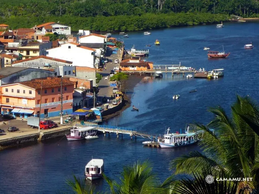 Vista da cidade de Camamu com casas coloridas e barcos ancorados na baía